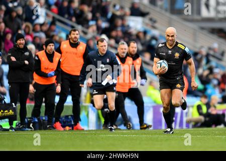 Exeter, Devon, Großbritannien. 6.. März 2022. Olly Woodburn von Exeter Chiefs macht beim Gallagher Premiership Rugby-Spiel zwischen Exeter Chiefs und Sale Sharks am 6. März 2022 in Sandy Park, Exeter, einen tollen Run auf den Flügel. Foto von Scott Boulton. Nur zur redaktionellen Verwendung, Lizenz für kommerzielle Nutzung erforderlich. Keine Verwendung bei Wetten, Spielen oder Veröffentlichungen einzelner Clubs/Vereine/Spieler. Kredit: UK Sports Pics Ltd/Alamy Live Nachrichten Stockfoto