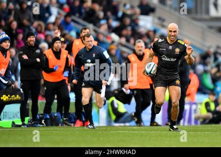 Exeter, Devon, Großbritannien. 6.. März 2022. Olly Woodburn von Exeter Chiefs macht beim Gallagher Premiership Rugby-Spiel zwischen Exeter Chiefs und Sale Sharks am 6. März 2022 in Sandy Park, Exeter, einen tollen Run auf den Flügel. Foto von Scott Boulton. Nur zur redaktionellen Verwendung, Lizenz für kommerzielle Nutzung erforderlich. Keine Verwendung bei Wetten, Spielen oder Veröffentlichungen einzelner Clubs/Vereine/Spieler. Kredit: UK Sports Pics Ltd/Alamy Live Nachrichten Stockfoto