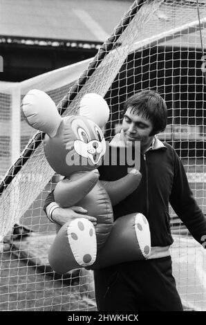 Crystal Palace bereiten sich auf ihr Heimcup-Spiel gegen Everton vor. Stürmer John Hughes, bekannt als Yogi-Bär, posiert mit einem Kunststoff-Blow-up-Tier, das ihm für Viel Glück. geschickt wurde 13.. Januar 1972. Stockfoto