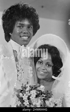 Jermaine Jackson, Sänger der Jackson Five Pop Gruppe, mit seiner neuen Braut Hazel Joy Gordy an ihrem Hochzeitstag, in einem Hollywood Hotel, Los Angeles, Kalifornien, Samstag, 15.. Dezember 1973. Hazels Vater besitzt das Label Motown, das alle Rekorde der Gruppe verwaltet, Stockfoto