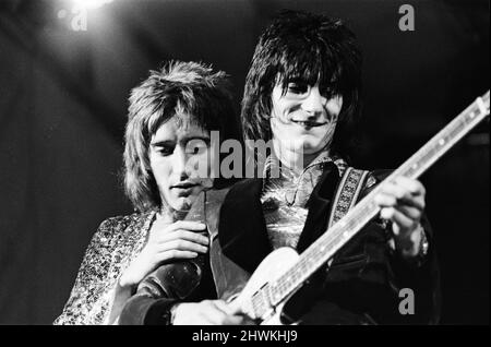 The Faces mit Rod Stewart treten am Samstag, dem 12. 1972. August, beim Reading Festival auf. Das Bild zeigt Gitarrist Ronnie Wood und Leadsänger Rod Stewart The Faces headlined die zweite von drei Nächten des damals 12. National Jazz, Blues & Rock Festivals, das in der Richfield Avenue stattfand. Reading, Berlin, Freitag, 11.., Samstag, 12.. Und Sonntag, 13.. The Faces schlossen ihr Set mit „Maggie May“ ab, und das Wochenendevent beinhaltete andere Acts wie Genesis, Elkie Brooks und Robert Palmer, dann in Essig Joe, Mungo Jerry und Status Quo. Die Gesichter waren Rod Stewart (Lead Stockfoto