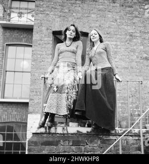 Lesley Anne Down und Jacqueline Tong, britische Schauspielerinnen, die in der neuen Serie von Upstairs, downstairs für das London Weekend Television, aufgenommen am Donnerstag, den 20.. Dezember 1973, die Hauptrolle spielen werden. Stockfoto