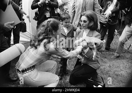 Sophia Loren und ihr Sohn Carlo Ponti Jr. besuchen den West Midlands Safari Park in Bewdley, Worcestershire. 24. Mai 1973. Stockfoto