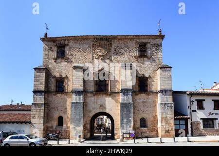 Das historische Archiv von Covarrubias, einer mittelalterlichen Stadt in der Provinz Burgos. Es gilt als eines der schönsten Dörfer Spaniens. Stockfoto