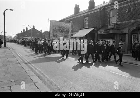 Fünftausend Menschen marschieren in der Stadt Irlam in Lancashire in einer „Rette unsere Stahlwerke“-Demonstration. Irlam steht vor einer düsteren Zukunft mit dem Plan der British Steel Corporation, sein Stahlwerk mit einem Verlust von 4.353 Arbeitsplätzen bis 1974 nahezu zu schließen. 21. Mai 1971. Stockfoto