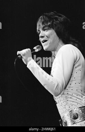 David Cassidy, Sänger, Schauspieler und Musiker, in einem Konzert in der Wembley Arena. London. David Bruce Cassidy ist weithin bekannt für seine Rolle als Keith Partridge in der musikalischen Sitcom The Partridge Family von 1970s, die dazu führte, dass er zu einem der berühmtesten Teenager-Idole und Popsänger der 1970s der Popkultur wurde. Später hatte er eine Karriere sowohl in der Schauspielerei als auch in der Musik. Bild aufgenommen am 17.. März 1973 Stockfoto