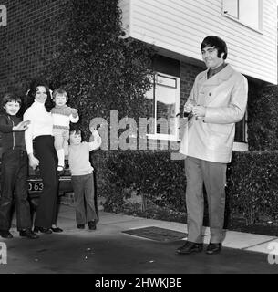 Der Fußballer John Hughes, der vor kurzem dem Crystal Palace beigetreten ist, ist zu Hause mit seiner Frau Mary und den Kindern Keven, 6, Martin, 4 und John abgebildet, 2, in Coulsdon, Surrey. 10.. Dezember 1971. Stockfoto