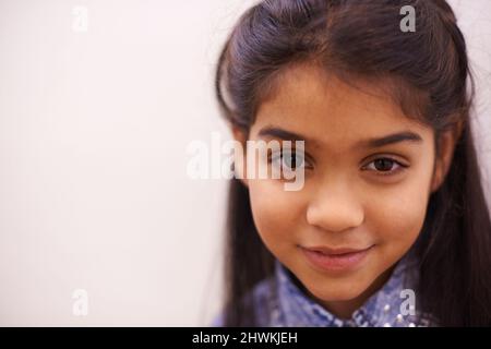 Shes a cutie. Portrait eines niedlichen kleinen Mädchens lächelnd. Stockfoto