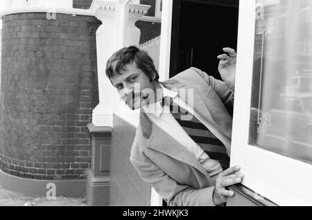 Oliver Reed, britischer Schauspieler, genießt ein paar Drinks in seinem lokalen Pub, The Dog and Fox, Donnerstag, den 24.. August 1972. Stockfoto