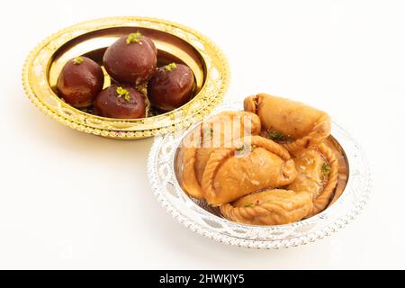 Der Inder Mithai Gujia Nannte Auch Gujiya, Pirukiya, Pirukia, Pedakiya, Karanji, Basundi Und Kala Jamun Oder Gulab Jamun. Festliches Food-Thema Für Holi, Tief Stockfoto