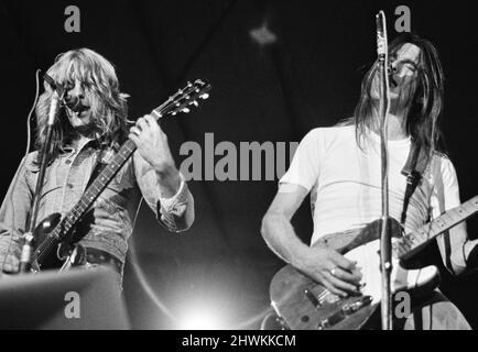 Status Quo treten beim Reading FestivalAm Samstag, dem 25.. August 1973 auf. Bild zeigt Rick Parfitt (links) und Francis Rossi (rechts) das Festival wurde damals das dreizehnte National Jazz ,Blues and Rock Festival genannt und fand in der Richfield Avenue, Reading, in der Stadt, statt. Bild aufgenommen am Samstag, 25.. August 1973 Stockfoto