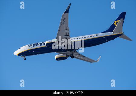 Helsinki / Finnland - 6. MÄRZ 2022: Die Boeing 737-800 von Ryanair ist am Helsinki-Vantaa Airport im Einsatz Stockfoto