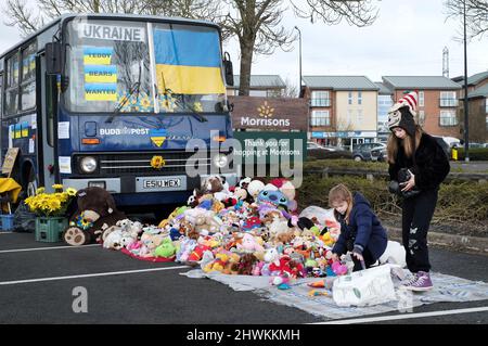 Weston Super Mare, Großbritannien. 07. März 2022. Nach einem Besuch in Budapest, Ungarn, in der vergangenen Woche, als ein ukrainischer Flüchtlingskind von einem freundlichen Fremden ein Kuscheltier ausreichte, wurde David Fricher inspiriert, eine Spendenstelle für seine Rückkehr nach Großbritannien festzulegen. David bewarb sich für die Spenden von Plüschspielzeug und wurde von Neil Sansam und anderen Freiwilligen unterstützt, bis heute waren über 2000 Spenden von Kuschelspielzeug getätigt worden. David beabsichtigt, alle Spenden an Ungarn am Donnerstag mit dem Bus zu übernehmen und bei den Hilfsmaßnahmen dort zu helfen. Quelle: Stephen Hyde/Alamy Live News Stockfoto