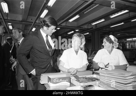 Senator Edward Kennedy zu sehen hier im Chat auf zwei der Cadbury Arbeitskräfte während seiner Tour von Cadbury Schweppes-Fabrik in Bournville. Der Senator war als Teil seiner fünf-Tage-Tour im Vereinigten Königreich in den Midlands. 13. September 1971 Stockfoto