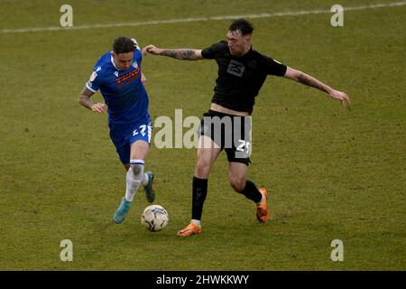 Cameron Coxe von Colchester United will an Ryan Edmondson von Port Vale vorbeikommen - Colchester United gegen Port Vale, Sky Bet League Two, JobServe Community Stadium, Colchester, Großbritannien - 5.. März 2022 nur für die redaktionelle Verwendung - es gelten DataCo-Einschränkungen Stockfoto