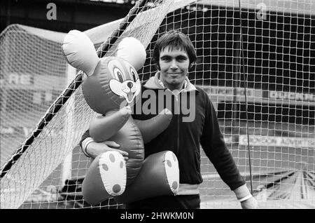 Crystal Palace bereiten sich auf ihr Heimcup-Spiel gegen Everton vor. Stürmer John Hughes, bekannt als Yogi-Bär, posiert mit einem Kunststoff-Blow-up-Tier, das ihm für Viel Glück. geschickt wurde 13.. Januar 1972. Stockfoto