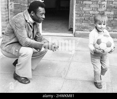 Pele trifft Pele. Ein zweieinhalb Jahre alter Shepherds Bush namens Pele Jairzinho Johnson von seinem fußballverrückten Vater Tony Johnson, der hier seinen Namensvetter trifft. Pele war mit dem Rest der Fußballmannschaft Santos in London, um gegen Fulham im Craven Cottage zu kämpfen. 11.. März 1973 Stockfoto