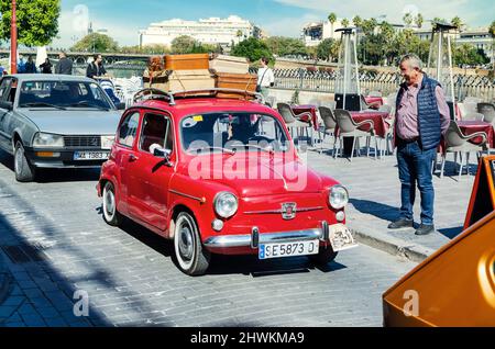 Familie in einem Oldtimer. Red Seat 600. Reisekonzept. Stockfoto