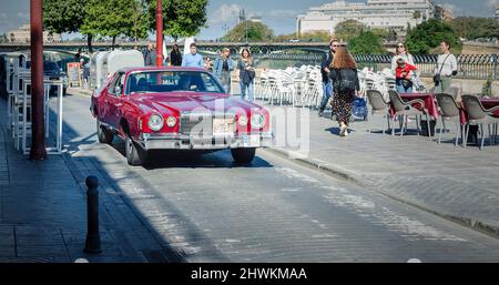 Oldtimer auf der Straße. Red Chrysler Cordoba. Stockfoto