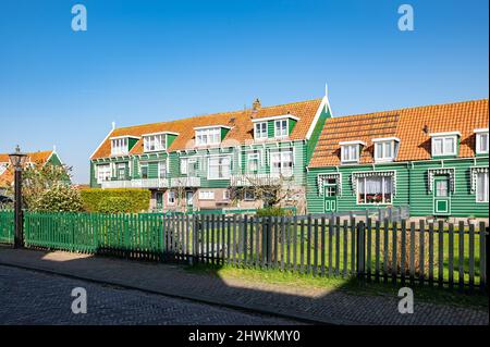 Malerische, grün bemalte Holzhäuser mit orangefarbenen Dächern im historischen Dorf Marken, Niederlande Stockfoto