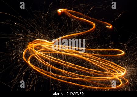 Funken von Funken Funkenflug in Bewegung bei langer Belichtung Stockfoto