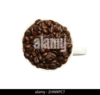 Kaffeebohnen in einem weißen Becher auf weißem Hintergrund. Isolieren. Draufsicht. Kaffeesamen. Trinken. Stockfoto