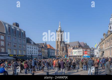 Roermond, Limburg, Niederlande. 6. März 2022. Protest gegen die bewaffnete Invasion der Ukraine durch Russland. Gruppe von Menschen, die friedlich demonstrierten. Konzept von Stockfoto