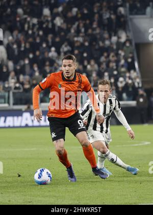 Turin, Italien. 06. März 2022. Rei Manaj (AC Spezia) vs Melo Arthur (Juventus FC) während Juventus FC vs Spezia Calcio, italienische Fußballserie A Spiel in Turin, Italien, März 06 2022 Quelle: Independent Photo Agency/Alamy Live News Stockfoto