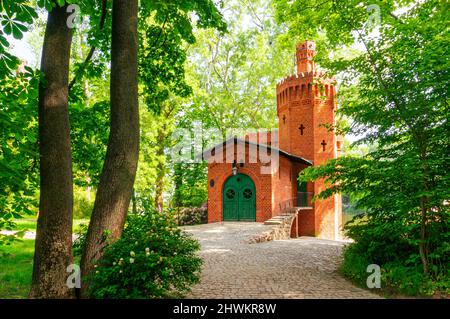 Palast Wasseraufnahme in Wilanow, Warschau. Gotisches Gebäude aus rotem Backstein am Ufer des Sees Stockfoto