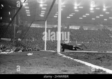 Liverpool 3-0 Bayern München, Inter-Cities Fairs Cup Viertelfinale 1. Leg Match in Anfield, Mittwoch, 10.. März 1971. Unser Bild Zeigt ... Liverpool erster Treffer, erzielt von Alun Evans, vorbei an einem Bayern-Tauchtorwart Sepp Maier. Stockfoto