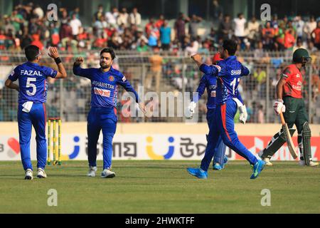 Dhaka, Bangladesch. 05. März 2022. Die afghanischen Cricket-Spieler feiern im Sher-E-Bangla National Cricket Stadium das zweite Spiel T20 zwischen der afghanischen Cricket-Mannschaft und Bangladesch. Afghanistan gewann durch 8 Wickets (mit 14 verbleibenden Bällen) Credit: SOPA Images Limited/Alamy Live News Stockfoto