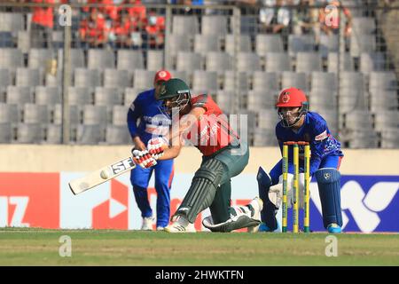 Dhaka, Bangladesch. 05. März 2022. Bangladesh Cricket-Spieler Mahmudullah in Aktion während des zweiten T20-Matches zwischen der afghanischen Cricket-Mannschaft und Bangladesch im Sher-E-Bangla National Cricket Stadium. Afghanistan gewann durch 8 Wickets (mit 14 verbleibenden Bällen) Credit: SOPA Images Limited/Alamy Live News Stockfoto