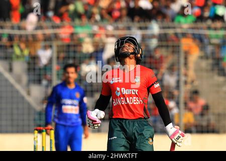 Dhaka, Bangladesch. 05. März 2022. Mushfiqur Rahim, Cricket-Spieler aus Bangladesch, reagiert während des zweiten T20-Matches zwischen der afghanischen Cricket-Mannschaft und Bangladesch im Sher-E-Bangla National Cricket Stadium. Afghanistan gewann durch 8 Wickets (mit 14 verbleibenden Bällen) Credit: SOPA Images Limited/Alamy Live News Stockfoto