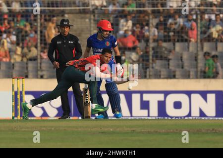 Dhaka, Bangladesch. 05. März 2022. Der Cricket-Spieler aus Bangladesch, Nasum Ahmed, ist während des zweiten T20-Matches zwischen der afghanischen Cricket-Mannschaft und Bangladesch im Sher-E-Bangla National Cricket Stadium in Aktion. Afghanistan gewann durch 8 Wickets (mit 14 verbleibenden Bällen) Credit: SOPA Images Limited/Alamy Live News Stockfoto