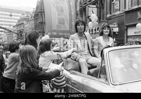 Take Me High 1973, Dreharbeiten von Prozessionsszenen auf den Straßen von Birmingham, Samstag, 9.. Juni 1973, mit Cliff Richard und Deborah Watling. Stockfoto