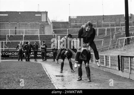 Crystal Palace bereiten sich auf ihr Heimcup-Spiel gegen Everton vor. Sprungfrosch-Übungen für die Palastspieler auf ihrem Boden.13.. Januar 1972. Stockfoto