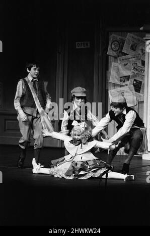 Einige der Darsteller waren während einer besonderen Generalprobe für „Gypsy“ im Piccadilly Theatre auf der Bühne. Baby June, gespielt von Bonnie Langford, macht die Splits. 17. Mai 1973. Stockfoto