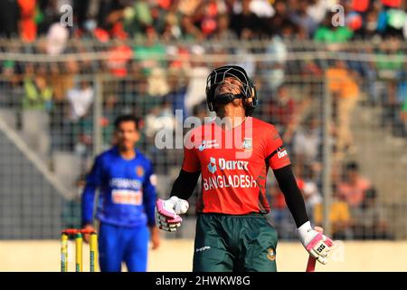 Dhaka, Bangladesch. 05. März 2022. Mushfiqur Rahim, Cricket-Spieler aus Bangladesch, reagiert während des zweiten T20-Matches zwischen der afghanischen Cricket-Mannschaft und Bangladesch im Sher-E-Bangla National Cricket Stadium. Afghanistan gewann mit 8 Wickets (mit noch 14 Bällen) (Foto: MD Manik/SOPA Images/Sipa USA) Credit: SIPA USA/Alamy Live News Stockfoto