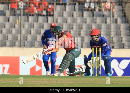 Dhaka, Bangladesch. 05. März 2022. Bangladesh Cricket-Spieler Mahmudullah in Aktion während des zweiten T20-Matches zwischen der afghanischen Cricket-Mannschaft und Bangladesch im Sher-E-Bangla National Cricket Stadium. Afghanistan gewann mit 8 Wickets (mit noch 14 Bällen) (Foto: MD Manik/SOPA Images/Sipa USA) Credit: SIPA USA/Alamy Live News Stockfoto