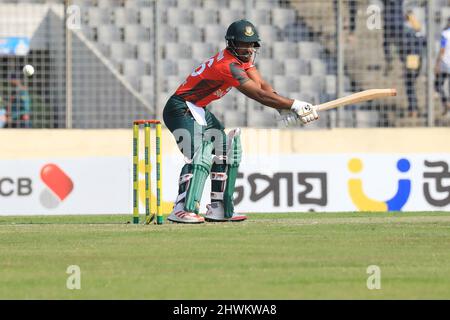 Dhaka, Bangladesch. 05. März 2022. Bangladesh Cricket-Spieler, Munim Shahriar in Aktion während des zweiten T20-Matches zwischen Afghanistan Cricket-Team und Bangladesch im Sher-E-Bangla National Cricket Stadium. Afghanistan gewann mit 8 Wickets (mit noch 14 Bällen) (Foto: MD Manik/SOPA Images/Sipa USA) Credit: SIPA USA/Alamy Live News Stockfoto