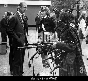 Prinz Philip, Herzog von Edinburgh, Besuch im Nordwesten. Der Herzog plaudert mit drei Pfeifern der Moreton (Wirral) Boys' Brigade. Sie sind (von links nach rechts) Mike Knox, 16 Jahre, Ian Knox, 15 Jahre, und Keith Edwards, Auch 15. 30 Mai 1972. Stockfoto