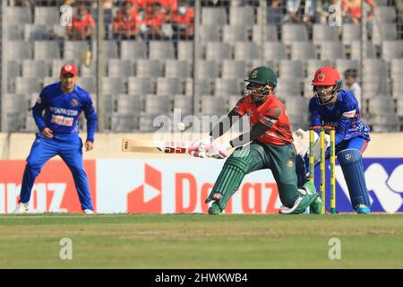 Dhaka, Bangladesch. 05. März 2022. Bangladesh Cricket Spieler, Mushfiqur Rahim in Aktion während der zweiten T20 Spiel zwischen Afghanistan Cricket-Team und Bangladesch im Sher-E-Bangla National Cricket Stadium. Afghanistan gewann mit 8 Wickets (mit noch 14 Bällen) (Foto: MD Manik/SOPA Images/Sipa USA) Credit: SIPA USA/Alamy Live News Stockfoto