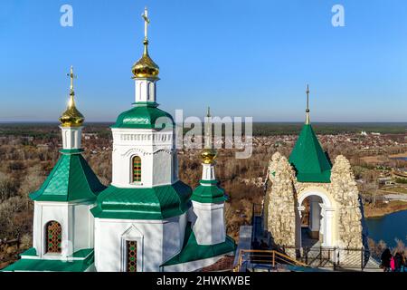 SWJATOGORSK, UKRAINE - 31. OKTOBER 2021: Dies sind die Türme und Kuppeln der Nikolaikirche und die Kapelle des heiligen Andreas von Swjatogorsk Lavra. Stockfoto