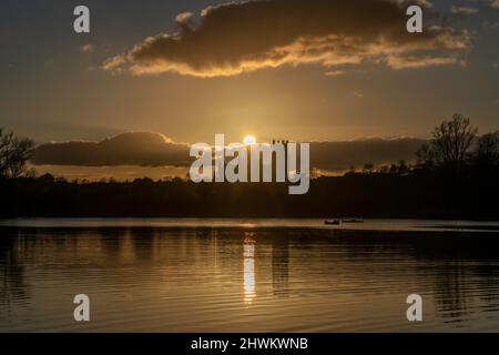 Sonnenuntergang hinter der Ely Cathedral, vom Roswell Pits Nature Reserve aus gesehen Stockfoto