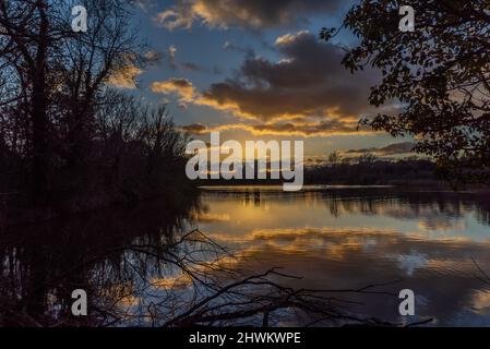 Sonnenuntergang hinter der Ely Cathedral, vom Roswell Pits Nature Reserve aus gesehen Stockfoto