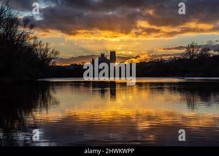 Sonnenuntergang hinter der Ely Cathedral, vom Roswell Pits Nature Reserve aus gesehen Stockfoto