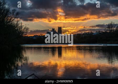 Sonnenuntergang hinter der Ely Cathedral, vom Roswell Pits Nature Reserve aus gesehen Stockfoto