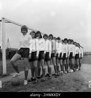 Southampton Ladies Football Club bereiten sich auf ihr großes Spiel vor. Von links nach rechts, Sue Lopez 25, Louise Cross 17, Lynda Hale 17, Pat Judd 18, Sue Buckett 26, Karen Buchanen, Maureen Fall 19, Pat Davies 16, Barbara Birkett 24, Jill Long 19, Lesley Lloyd 23 (Captain), Jean Seymour 35 und Dot Cassell 18. 8. Mai 1971. Stockfoto