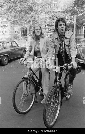 Paul und Linda McCartney im Jahr 1972. Ex-Beatle Paul McCartney und seine Frau Linda haben die Öffentlichkeit überrascht in der ausgewählten Gegend von St. Johns Wood, wo sie leben. Paul und Linda fahren, wenn es das Wetter zulässt, mit dem Fahrrad in die Aufnahmestudios in Abbey Road, North London, wo sie ihre neue Single beenden und an ihrem Album arbeiten. Paul und Linda, deren Gruppe Wings regelmäßig in den Studios von North London aufnehmen, glauben, dass sie sich durch die Arbeit mit dem Fahrrad in Form halten werden. Bild aufgenommen am 8.. Oktober 1972 Stockfoto