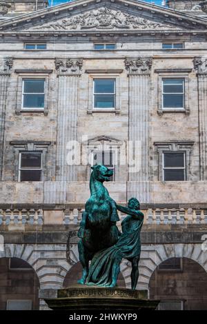 Bronzestatue von Alexander dem Großen und Bucephalus vor Edinburgh City Chambers, Royal Mile, Schottland, Großbritannien Stockfoto